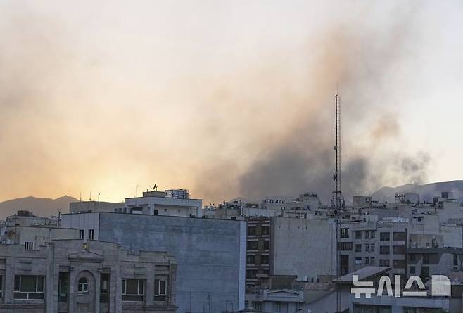 [테헤란=AP/뉴시스] 18일(현지 시간) 이란 수도 테헤란에서 이스라엘 공격으로 연기가 피어오르고 있다. 2025.06.19.