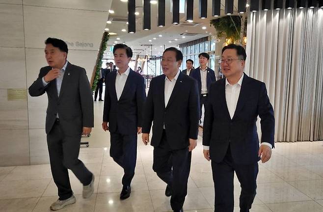 [세종=뉴시스] 송승화 기자 = 19일 세종시 어진동 세종시 베스트웨스턴 호텔에서 (왼쪽)김영환 충북지사, 김태흠 충남지사, 최민호 세종시장, 이장우 대전시장이 회의장으로 들어 가고 있다. 2025.06.19. ssong1007@newsis.com *재판매 및 DB 금지