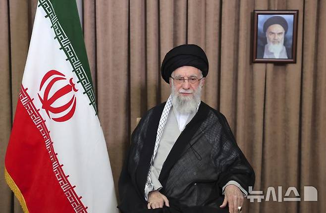 [테헤란=AP/뉴시스] 마지드 타흐트라반치 이란 외무차관은 18일(현지 시간) "미국이 이스라엘 공격에 동참하면 가능한 모든 곳에서 보복하겠다"고 경고했다. 사진은 아야톨라 알리 하메네이 이란 최고지도자가 지난 13일 테헤란에서 TV 연설을 하는 모습. 2025.06.19.