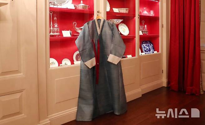 [워싱턴=뉴시스] 전신 기자 = 지난 2017년 6월 29일(현지 시간) 미국 워싱턴 백악관에서 한미정상간 상견례 및 만찬이 열렸다. 사진은 백악관에 걸린 문재인 전 대통령 부인 김정숙 여사의 한복. 이 한복은 김 여사가 모친으로부터 물려받은 옷감으로 만들어진 한복이다. 2025.06.19. photo@newsis.com