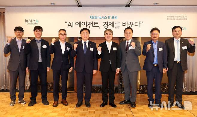 [서울=뉴시스] 배훈식 기자 = 제3회 뉴시스 IT 포럼 "AI 에이전트, 경제를 바꾼다"가 열린 19일 오전 서울 중구 롯데호텔서울에서 염영남(왼쪽 다섯번째) 뉴시스 대표이사 사장을 비롯한 주요 참석자들이 파이팅을 외치고 있다. 왼쪽부터 김경만 과학기술정보통신부 인공지능기반정책관, 최영준 아마존웹서비스 인공지능-머신러닝 전문 수석 솔루션즈 아키텍트, 허양호 베스핀글로벌 한국 대표이사, 유상임 과학기술정보통신부 장관, 염 대표이사, 최형두 국민의힘 의원, 김우영 더불어민주당 의원, 조준희 한국인공지능·소프트웨어산업협회장. 2025.06.19. dahora83@newsis.com