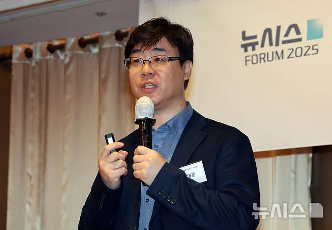 [서울=뉴시스] 배훈식 기자 = 최영준 아마존웹서비스 인공지능-머신러닝 전문 수석 솔루션즈 아키텍트가 19일 오전 서울 중구 롯데호텔서울에서 열린 제3회 뉴시스 IT 포럼 "AI 에이전트, 경제를 바꾼다"에서 '개인 비서 넘어 조력자로... AI 에이전트 시대'를 주제로 초청강연을 하고 있다. 2025.06.19. dahora83@newsis.com