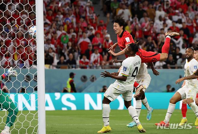 [알라이얀(카타르)=뉴시스] 조성우 기자 = 지난 2022년 11월28일(현지시간) 카타르 알라이얀 에듀케이션 시티 스타디움에서 열린 2022 카타르 월드컵 H조 2차전 대한민국과 가나의 경기, 한국 조규성이 동점골을 넣고 있다. 2022.11.28. xconfind@newsis.com