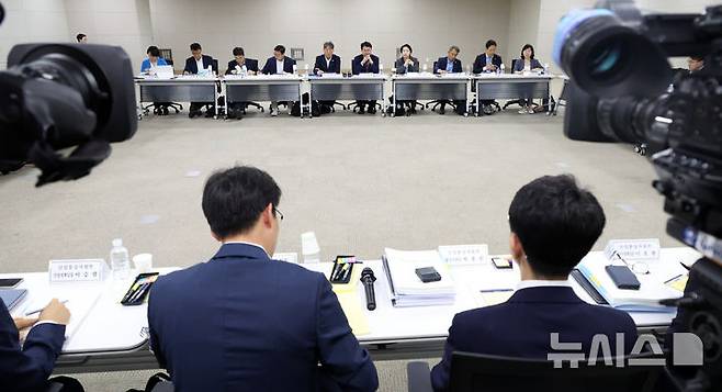 [세종=뉴시스] 강종민 기자 = 이한주 국정기획위원장이 19일 세종시 정부세종컨벤션센터에서 열린 경제2분과 산업통상자원부 업무보고에서 모두발언을 하고 있다. 2025.06.19. ppkjm@newsis.com