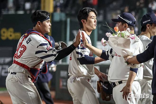 [서울=뉴시스] 프로야구 롯데 자이언츠 박재엽(왼쪽)이 18일 부산 사직구장에서 열린 2025 신한 쏠뱅크 KBO리그 한화 이글스와의 경기에 승리한 뒤 김태형 감독과 하이파이브를 하고 있다. (사진=롯데 자이언츠 제공) 2025.06.18. *재판매 및 DB 금지