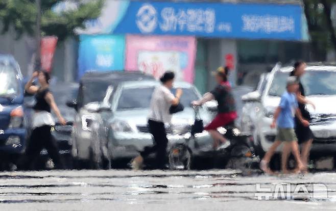 [대구=뉴시스] 이무열 기자 = 전국이 30도 안팎의 무더운 날씨를 보인 19일 대구 중구 달구벌대로에 지열로 인한 아지랑이가 피어오르고 있다. 2026.06.19. lmy@newsis.com