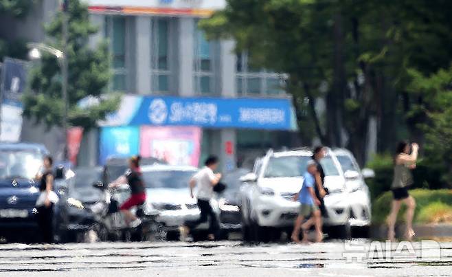 [대구=뉴시스] 이무열 기자 = 전국이 30도 안팎의 무더운 날씨를 보인 19일 대구 중구 달구벌대로에 지열로 인한 아지랑이가 피어오르고 있다. 2026.06.19. lmy@newsis.com