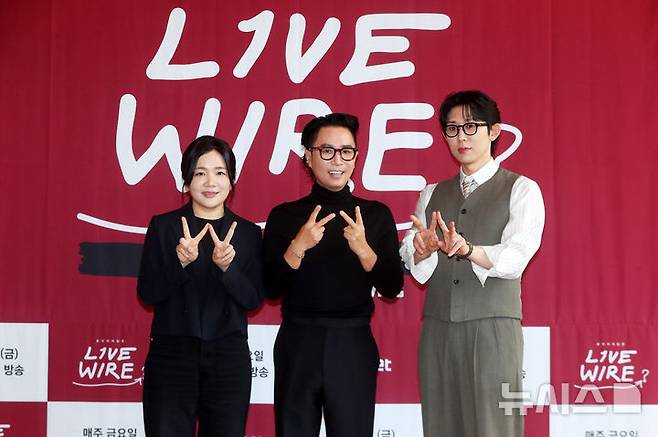 [서울=뉴시스] 김혜진 기자 = 신유선(왼쪽부터) PD, 가수 정재형, 코드쿤스트가 19일 오전 서울 중구 커뮤니티하우스 마실에서 열린 Mnet '라이브 와이어' 제작발표회에서 포즈를 취하고 있다. 2025.06.19. jini@newsis.com