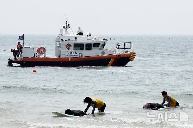 [부산=뉴시스] 하경민 기자 = 부산해경과 서프구조대 등이 19일 부산 해운대구 송정해수욕장에서 이안류 등으로 피서객이 먼 바다로 떠내려가는 상황을 가정한 합동 구조훈련을 하고 있다.부산지역 7개 해수욕장 중 해운대와 송정 해수욕장은 오는 21일 문을 열고, 광안리·송도·다대포·일광·임랑 등 나머지 5개 해수욕장은 오는 7월1일 일제히 개장한다. 2025.06.19. yulnetphoto@newsis.com