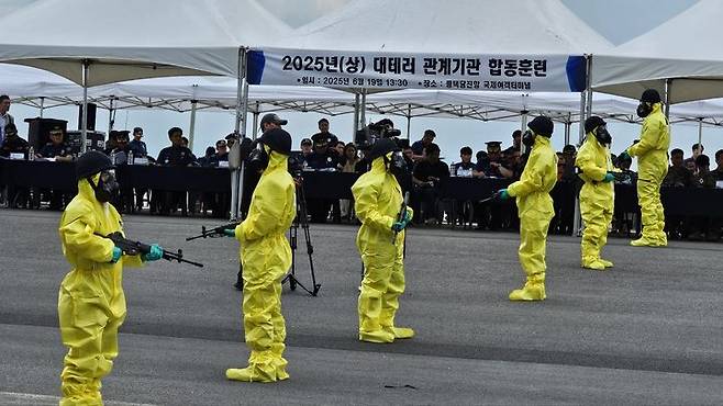 [평택=뉴시스] 김종택기자 = 19일 경기남부경찰청과 경기도소방재난본부 등 관계기관이 평택당진항에서 테러 상황을 가정한 대테러 훈런을 진행하고 있다. 2025.6.19. jtk@newsis.com *재판매 및 DB 금지