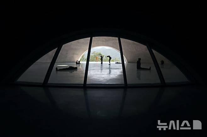 [원주=뉴시스] 박진희 기자 = 19일 강원 원주시 뮤지엄 SAN의 새로운 공간 ‘GROUND’를 처음으로 공개하여 전시에 한층 깊은 의미를 부여했다. 세계적인 건축가 안도 타다오와 조각가 안토니 곰리의 첫 협업으로 탄생한 ‘GROUND’는 내부 직경 25m, 천고 7.2m, 직경 2.4m의 원형 천창을 갖춘 돔 형태의 공간으로, 뮤지엄 SAN의 플라워 가든 아래에 조성되었다.  2025.06.19. pak7130@newsis.com