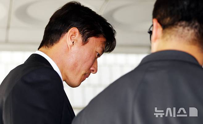 [서울=뉴시스] 박주성 기자 = 불법 촬영 혐의로 1심에서 징역형 집행유예를 선고받은 축구선수 황의조가 19일 서울 서초구 서울중앙지방법원에서 열린 항소심 1차 공판에 출석하고 있다. 2025.06.19. park7691@newsis.com