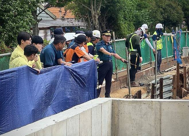 [광주=뉴시스]김중호 광주 동부경찰서장과 직원들이 19일 집중호우를 대비해 유관기관 관계자들과 함께 관내 도시철도 공사 현장을 찾아 안전 점검을 하고 있다. (사진 = 광주 동부경찰서 제공) 2025.06.19. photo@newsis.com *재판매 및 DB 금지