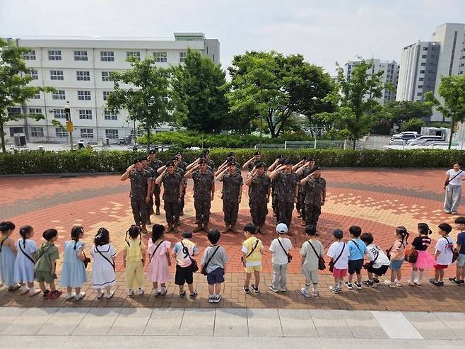 [대구=뉴시스] 광복80주년과 호국보훈의 달을 맞아 국립신암선열공원에 참배 행렬이 잇따르고 있다. (사진=국립신암선열공원 제공) 2025.06.19. photo@newsis.com *재판매 및 DB 금지