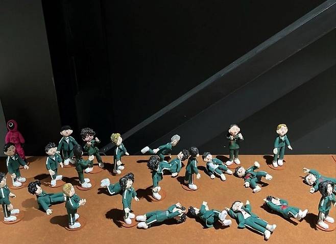 이신재 작가의 나무젓가락 활용 작품 '오징어 게임'. (사진=충북문화재단 제공) *재판매 및 DB 금지