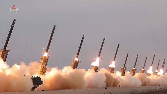 [서울=뉴시스] 북한 조선중앙통신은 김정은 국무위원장 지도하에 지난 30일 초대형 방사포를 동원한 '위력시위사격'을 진행했다고 31일 밝혔다. (사진= 조선중앙TV 캡처 ) 2024.05.31. photo@newsis.com *재판매 및 DB 금지