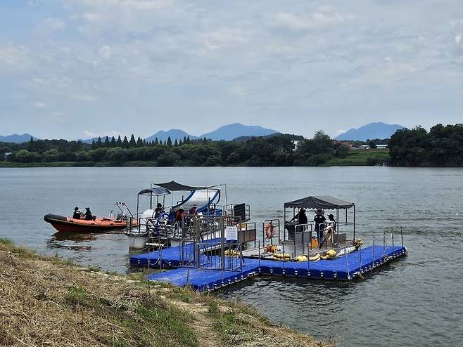 [창원=뉴시스] 낙동강유역환경청은 19일 조류경보제 칠서 지점 일원에서 관계기관 합동으로 녹조 방제 훈련을 실시했다. (사진=낙동강유역환경청 제공) 2025.06.19. photo@newsis.com *재판매 및 DB 금지