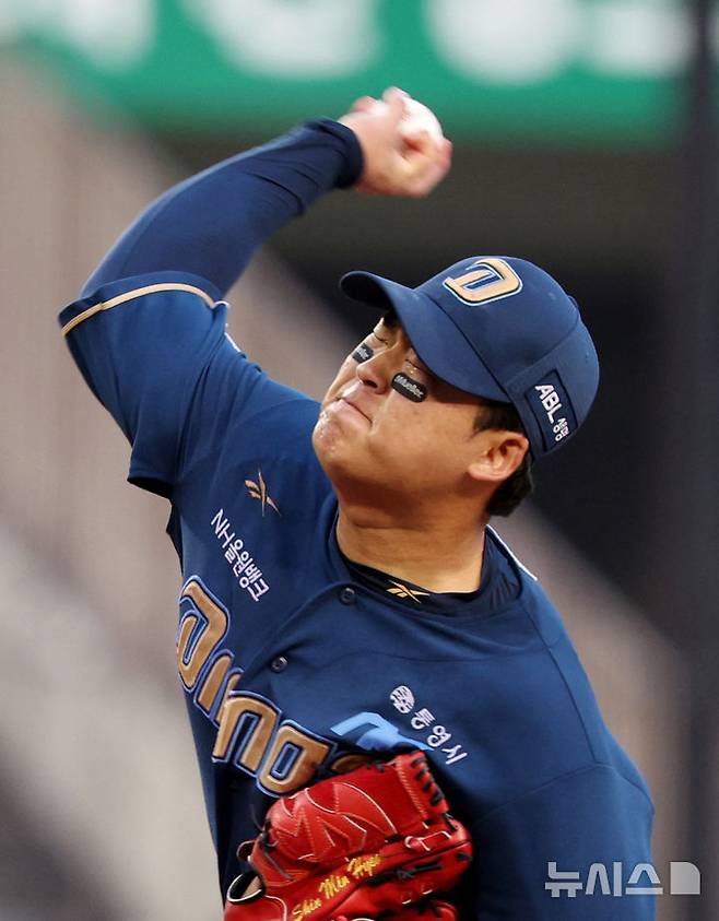 [서울=뉴시스] 김진아 기자 = 19일 오후 서울 송파구 잠실야구장에서 열린 2025 KBO리그 NC 다이노스와 LG 트윈스의 경기, NC 신민혁이 역투하고 있다. 2025.06.19. bluesoda@newsis.com
