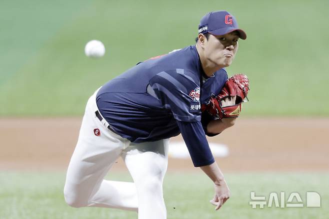 [서울=뉴시스] 최동준 기자 = 18일 서울 구로구 고척스카이돔에서 열린 2025 KBO리그 시범경기 롯데 자이언츠와 키움 히어로즈의 경기, 롯데 선발 나균안이 역투하고 있다. 2025.03.18. photocdj@newsis.com