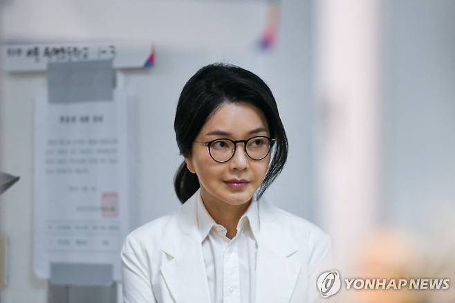 (서울=연합뉴스) 신현우 기자 = 윤석열 전 대통령 배우자 김건희 여사가 제21대 대통령 선거일인 3일 서울 서초구 원명초등학교에 마련된 서초4동제3투표소에서 투표하기 위해 줄을 서고 있다. 2025.6.3 [공동취재] nowwego@yna.co.kr 연합뉴스