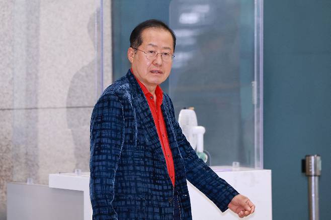 홍준표 전 대구시장 귀국     (영종도=연합뉴스) 신현우 기자 = 홍준표 전 대구시장이 17일 인천국제공항 제1여객터미널을 통해 귀국하고 있다. 홍 전 시장은 지난 4월 국민의힘 대선 후보 경선에서 패배한 뒤 탈당하고 미국 하와이에 머물렀다. 2025.6.17     nowwego@yna.co.kr (끝)   <저작권자(c) 연합뉴스, 무단 전재-재배포, AI 학습 및 활용 금지> 연합뉴스