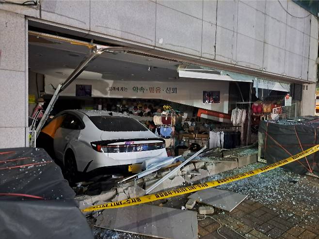 19일 오전 3시쯤 부산 북구 덕천동 숙등교차로에서 좌회전을 하려던 택시가 옆 차선에서 직진하는 차량을 피하려다 건물로 돌진하는 사고가 났다. 부산경찰청 제공