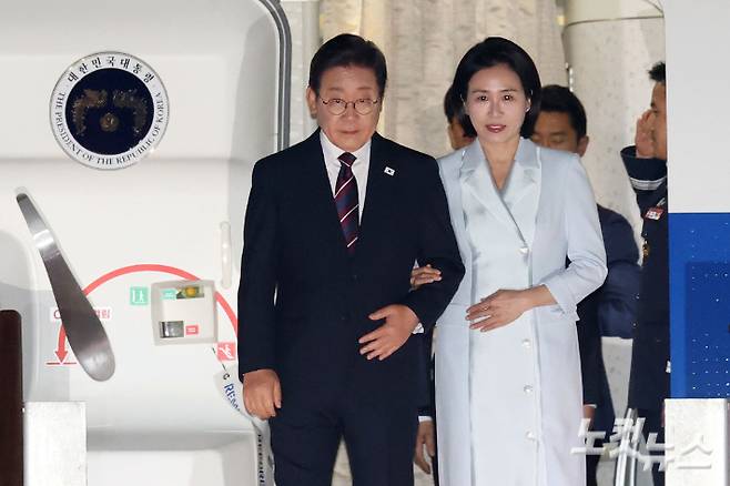 이재명 대통령과 부인 김혜경 여사가 캐나다에서 열린 주요7개국(G7) 정상회의 참석을 마친 후 19일 새벽 경기도 성남 서울공항을 통해 귀국하고 있다.   이 대통령은 캐나다에서 열린 G7 정상회의에 초청국 자격으로 참석해 이틀간 9개국과 회담을 가졌다. 류영주 기자