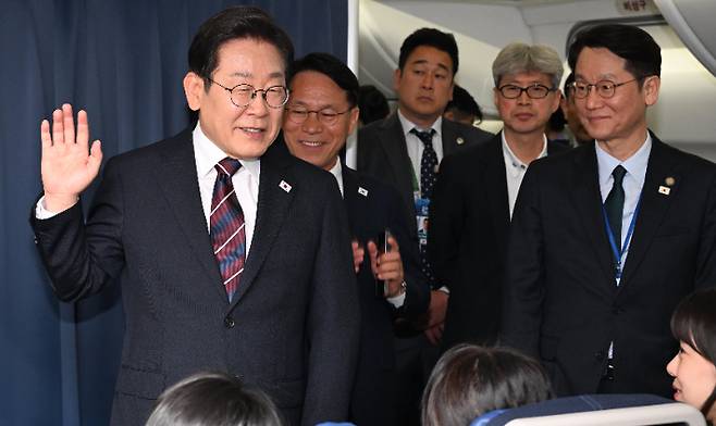 캐나다 주요 7개국(G7) 정상회의를 마친 이재명 대통령이 18일 서울공항을 향하는 공군 1호기에서 기자들과 G7 관련 대화를 하고 있다. 연합뉴스