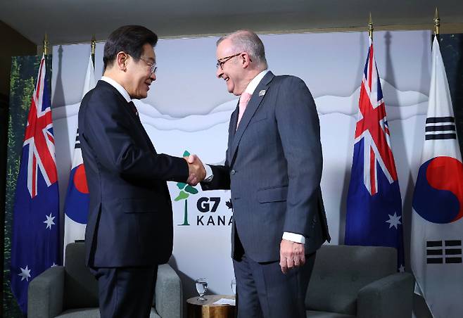 51차 주요 7개국(G7) 정상회의에 참석한 이재명 대통령이 16일(현지시간) 캐나다 앨버타주 캘거리의 한 호텔에서 앤서니 앨버니지 호주 총리를 만나 한·호주 정상회담을 하며 악수하고 있다. 연합뉴스
