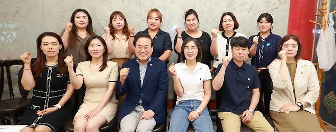 19일 전북교육청과 도내 14개 시·군 학부모회협의회장과의 간담회 자리에서 서거석 교육감, 시군 협의회장들이 기념 촬영을 하고 있다. 전북교육청 제공