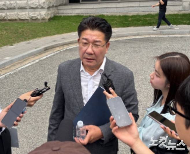 송활섭 대전시의원이 19일 재판을 마친 뒤 법원 앞에서 취재진의 질문에 답하고 있다. 김미성 기자