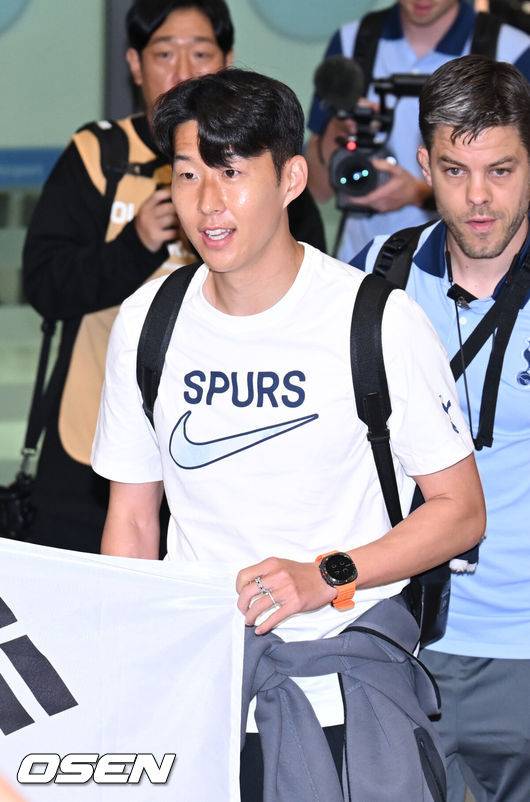 [OSEN=인천공항, 김성락 기자] 잉글리시 프리미어리그(EPL) 토트넘 홋스퍼가 한국에서 진행되는 프리시즌 투어를 위해 28일 오후 인천공항을 통해 입국했다.토트넘은 31일 팀 K리그와 서울월드컵경기장에서 쿠팡플레이 시리즈 1차전 경기를 펼친다. 이어 3일에는 바이에른 뮌헨(독일)과 2차전을 펼친다.토트넘 손흥민이 태극기와 함께 입국장을 나서고 있다. 2023.07.28 / ksl0919@osen.co.kr