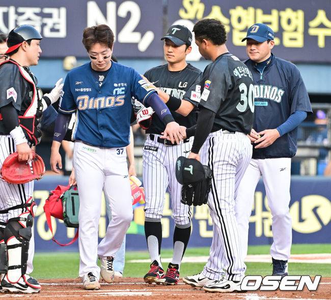 [OSEN=잠실, 박준형 기자] 17일 오후 서울 잠실구장에서 ‘2025 신한 SOL BANK KBO리그’ LG 트윈스와 NC 다이노스의 경기가 진행됐다.이날 LG는 에르난데스를, NC는 라일리를 선발투수로 내세웠다.2회초 LG 선발투수 에르난데스가 박건우에게 헤드샷을 던진후 사과하고 있다.  2025.06.17 / soul1014@osen.co.kr