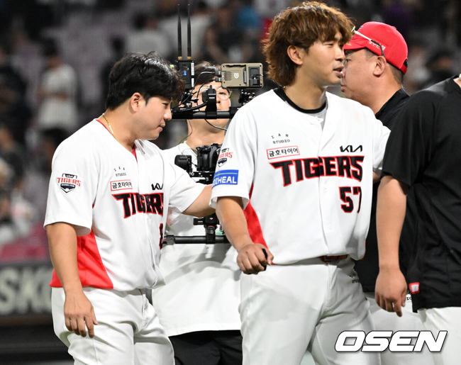 [OSEN=광주, 이대선 기자] KIA 타이거즈가 파죽의 4연승을 따냈다.KIA는 18일 광주-기아 챔피언스필드에서 열린 '2025 신한은행 SOL bank KBO리그' KT 위즈와의 경기에서 5-3으로 역전승을 거두었다. 박찬호의 2타점 추격타, 위즈덤의 동점타, 대타 이창진의 역전 2타점 적시타가 빛났다.시즌 두 번째로 4연승을 질주했다. KT는 전날 헤이수스와 이날 소형준을 내고도 연패를 당했다.경기 종료 후 KIA 이창진이 이범호 감독과 승리의 기쁨을 나누고 있다. 2025.06.18 /sunday@osen.co.kr