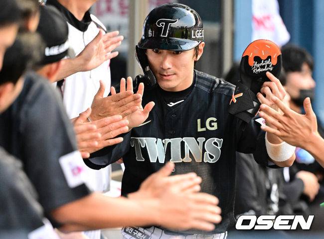 [OSEN=잠실, 조은정 기자]18일 오후 서울 잠실구장에서 ‘2025 신한 SOL BANK KBO리그’ LG 트윈스와 NC 다이노스의 경기가 열렸다.이날 LG는 치리노스를, NC는 김녹원을 선발투수로 내세웠다.2회말 2사 만루 LG 신민재가 문보경의 밀어내기 볼넷에 득점을 올리고 있다. 2025.06.18 /cej@osen.co.kr