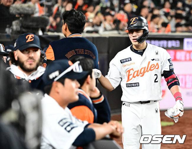 [OSEN=대전, 지형준 기자] 29일 대전 한화생명볼파크에서 2025 신한 SOL Bank KBO리그 한화 이글스와 LG 트윈스의 경기가 열렸다.이날 한화는 우완 라이언 와이스, LG는 좌완 송승기가 선발로 나섰다. 4회말 2사에서 한화 심우준이 역전 솔로포를 날리자 동료선수들이 무관심 세리머니를 하고 있다. 2025.04.29 /jpnews@osen.co.kr