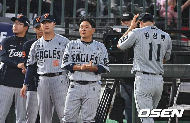 [OSEN=부산, 이석우 기자] 18일 부산 사직야구장에서 2025 신한 SOL 뱅크 KBO 리그 롯데 자이언츠와 한화 이글스의 경기가 열렸다. 홈팀 롯데는 홍민기가, 방문팀 한화는 엄상백이 선발 출전했다.한화 이글스 엄상백이 4회말 교체되고 있다. 2025.06.18 / foto0307@osen.co.kr