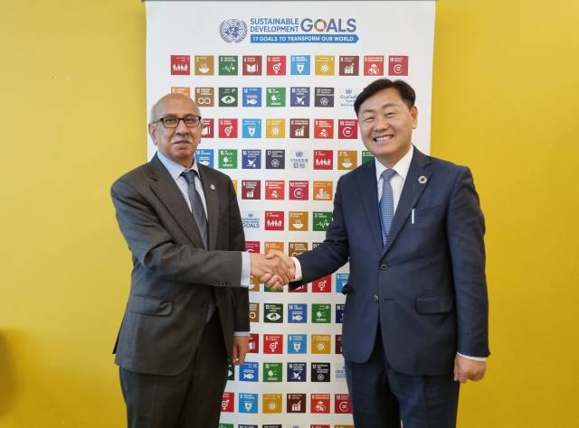 ▲김관영 전북도지사가 16일(현지시간) 뉴욕 유엔 본부에서 나비드 하니프 UN 경제사회이사회(UNDESA) 사무차장보와 면담 후 기념촬영을 하고 있다. ⓒ전북특별자치도