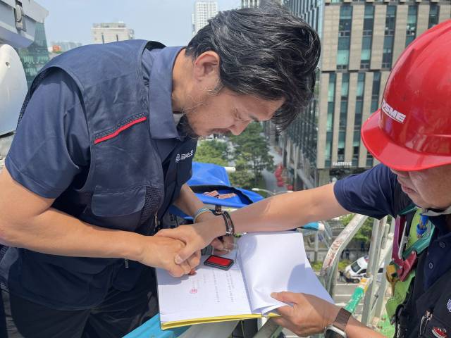 ▲김형수 전국금속노동조합 거제·통영·고성 조선하청지회장이 19일 2024년 단체교섭안에 서명을 하는 모습. ⓒ금속노조
