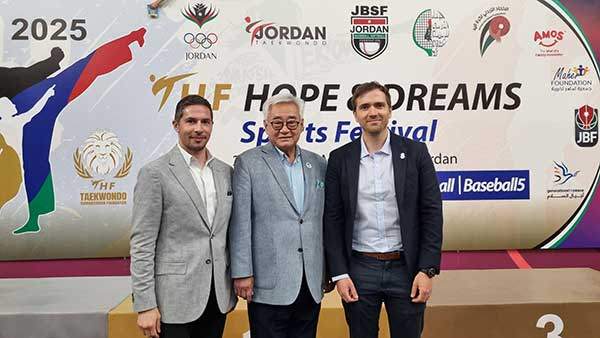 요르단 수도 암만 스포츠시티에서 열린 태권도와 베이스볼 5 경기가 끝난 뒤 조정원 WT총재(가운데)와 마르코 레나 세계베이스볼소프트볼연맹 최고운영책임자 곤살로 바리오 IOC 난민 선수 프로그램 매니저.
