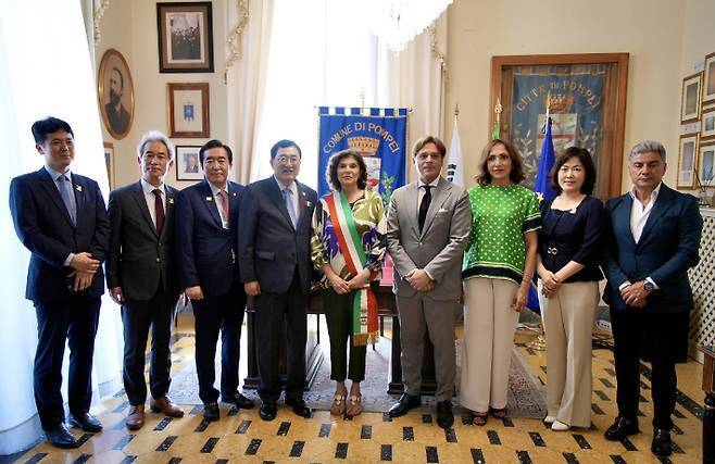 주낙영 경주시장과 임활 경주시의회 부의장, 안드레이아 에스포지토 폼페이시 시장대행이 폼페이 시청에서 자매결연 40주년 기념 교류협정 체결 후 기념촬영을 하고 있다.