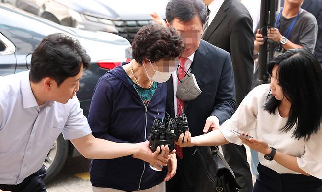 윤석열 전 대통령의 장모 최은순 씨(가운데)가 지난 2023년 7월 21일 경기도 의정부시 가능동 의정부지방법원에서 통장 잔고증명 위조 등 혐의 관련 항소심 재판을 위해 법정으로 이동하고 있다. 연합뉴스
