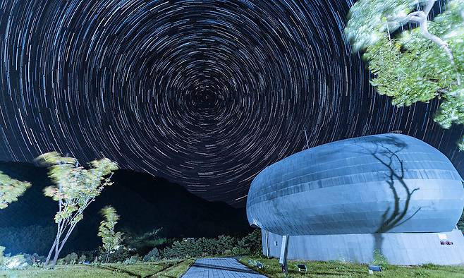 제3회 국립백두대간수목원 사진 콘테스트 입선작인 ‘시드볼트와 별’. 작은 사진은 ‘백두대간 글로벌 시드볼트’에서 한국수목원정원관리원 관계자가 저장된 식물 종자를 살펴보고 있는 모습. 국가유산청·한국수목원정원관리원 제공