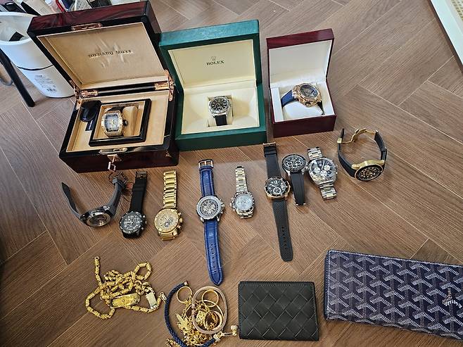 경찰이 압수한 현금 등 압수물. 서울경찰청 제공