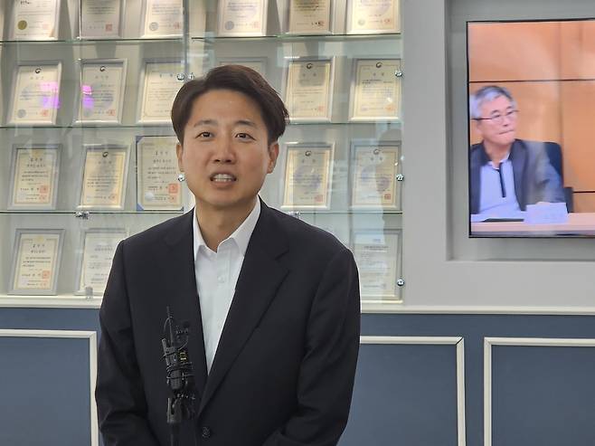 개혁신당 이준석 의원이 16일 용인시청 1층 로비에서 브리핑을 갖고 용인시청을 방문한 이유와 정치현안 등에 대해 발언을 하고 있다. 광주=뉴스1