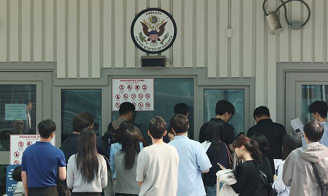 서울 종로구 주한 미국대사관 앞에서 미국 비자를 발급받으려는 사람들이 줄을 서 있는 모습. 연합뉴스