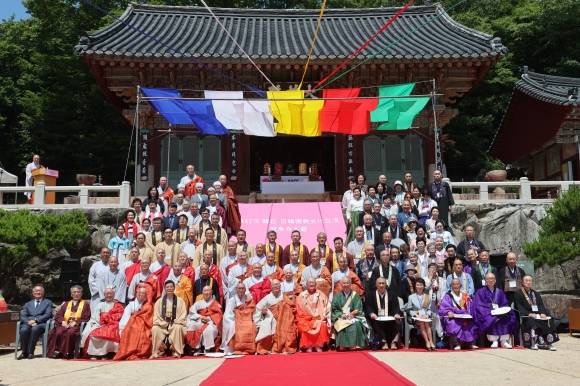 한일 우호 증진 기원… 불교문화교류 범어사 대회 개최 - 한일 양국 우호 증진 및 인류 평화공존을 기원하는 ‘제42차 한일불교문화교류 범어사 대회’가 18일 부산 일대에서 진행된 가운데 양국 불교 지도자 등이 범어사에서 기념촬영을 하고 있다. 이번 대회는 19일까지 2박 3일 일정으로 열린다. 한일불교문화교류협의회 제공