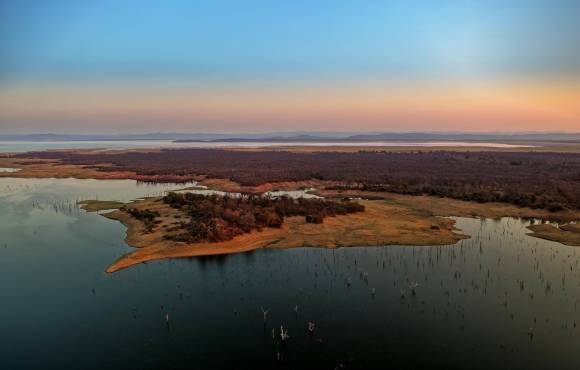 인류의 조상이 아프리카를 벗어나 전 세계로 확산한 것은 지금까지 알려진 것보다 훨씬 이전이라는 연구 결과가 나왔다. 사진은 아프리카 짐바브웨 카리바호수 전경. 네이처 ⓒOndrej Pelanek & Martin Pelanek 제공
