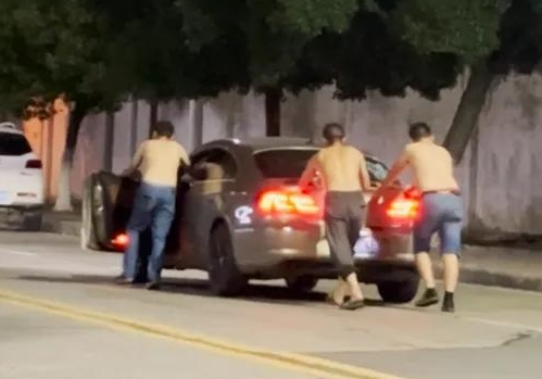 현지시간으로 11일 후베이성(省) 상양시(市)에서 남성 3명이 술을 마신 뒤 자동차에 타지 않고 미는 모습. 웨이보 영상 캡처