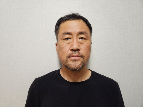 스토킹하던 여성을 살해한 뒤 달아났다 나흘 만에 붙잡힌 윤정우(48)의 신상정보가 공개됐다. 대구경찰청 제공